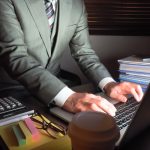 働き方改革で残業時間の削減に成功!一方、新たな課題も。原因は?
